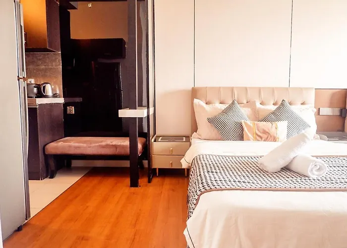 Elegant At Eton Baypark Apartment Manila